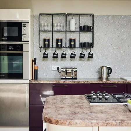 Lux Near Pannett Park/cinder Trail * ويتبي
